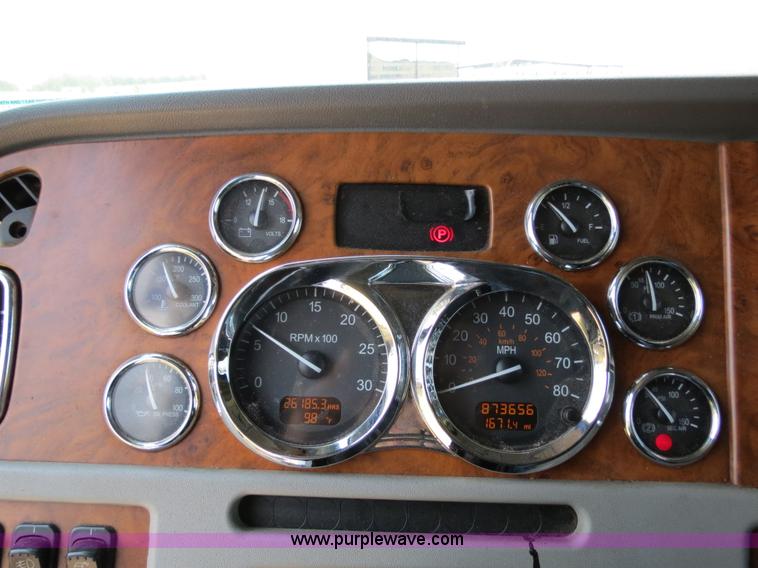 image for item B2416 2006 Peterbilt 379 semi truck