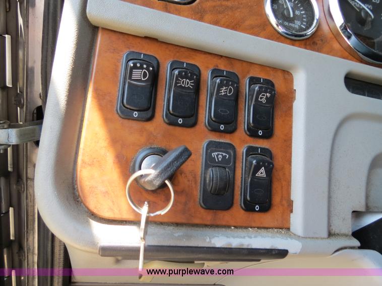 image for item B2416 2006 Peterbilt 379 semi truck