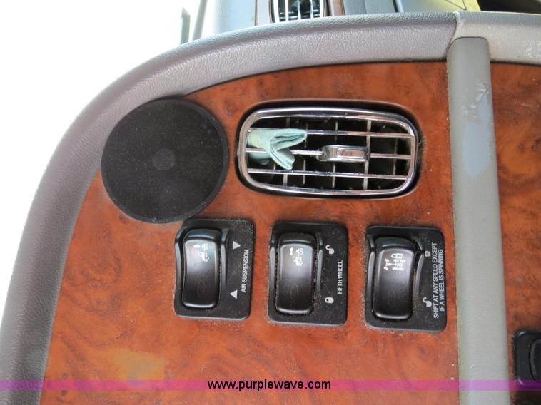 image for item B2416 2006 Peterbilt 379 semi truck