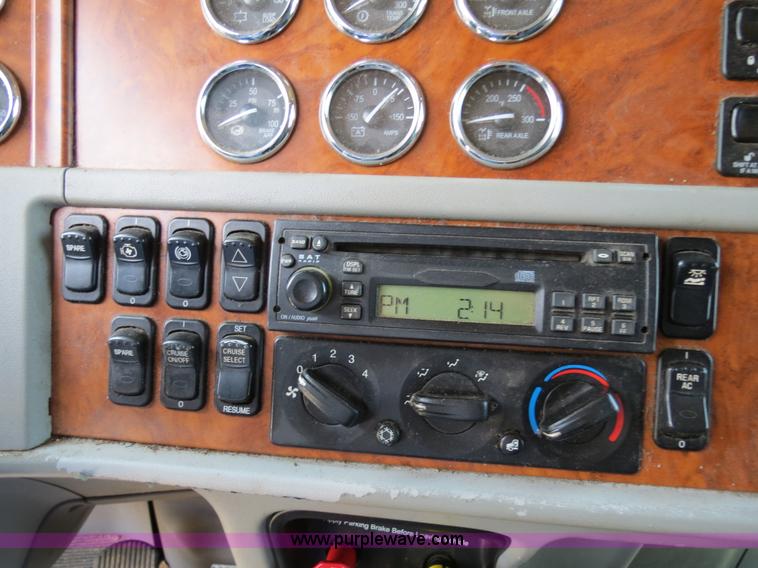 image for item B2416 2006 Peterbilt 379 semi truck