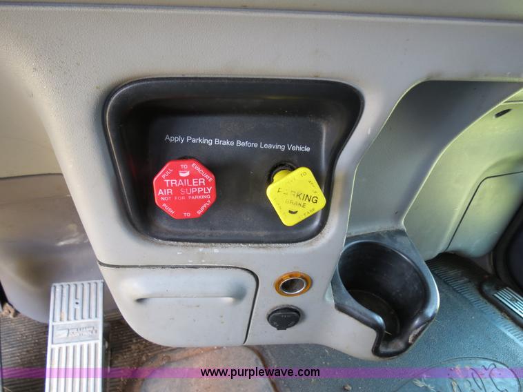 image for item B2416 2006 Peterbilt 379 semi truck