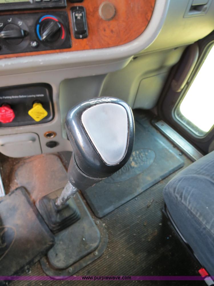 image for item B2416 2006 Peterbilt 379 semi truck