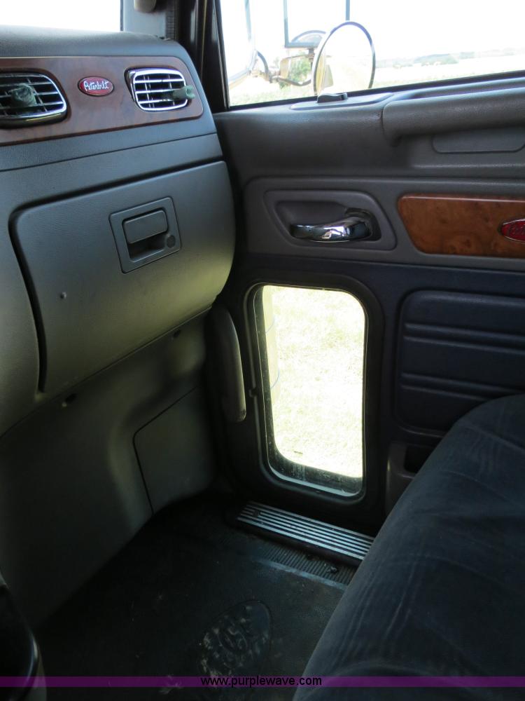 image for item B2416 2006 Peterbilt 379 semi truck