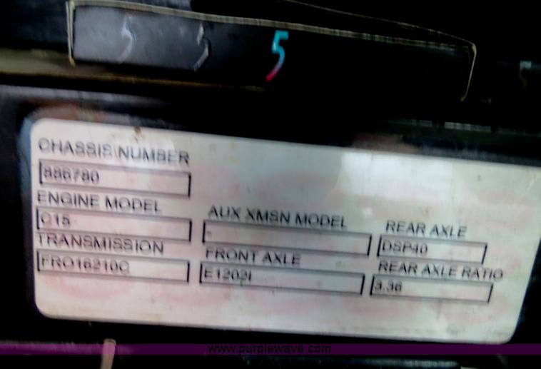 image for item B2416 2006 Peterbilt 379 semi truck