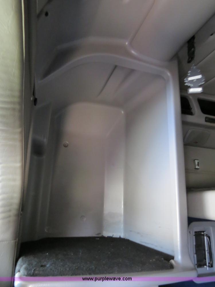 image for item B2416 2006 Peterbilt 379 semi truck