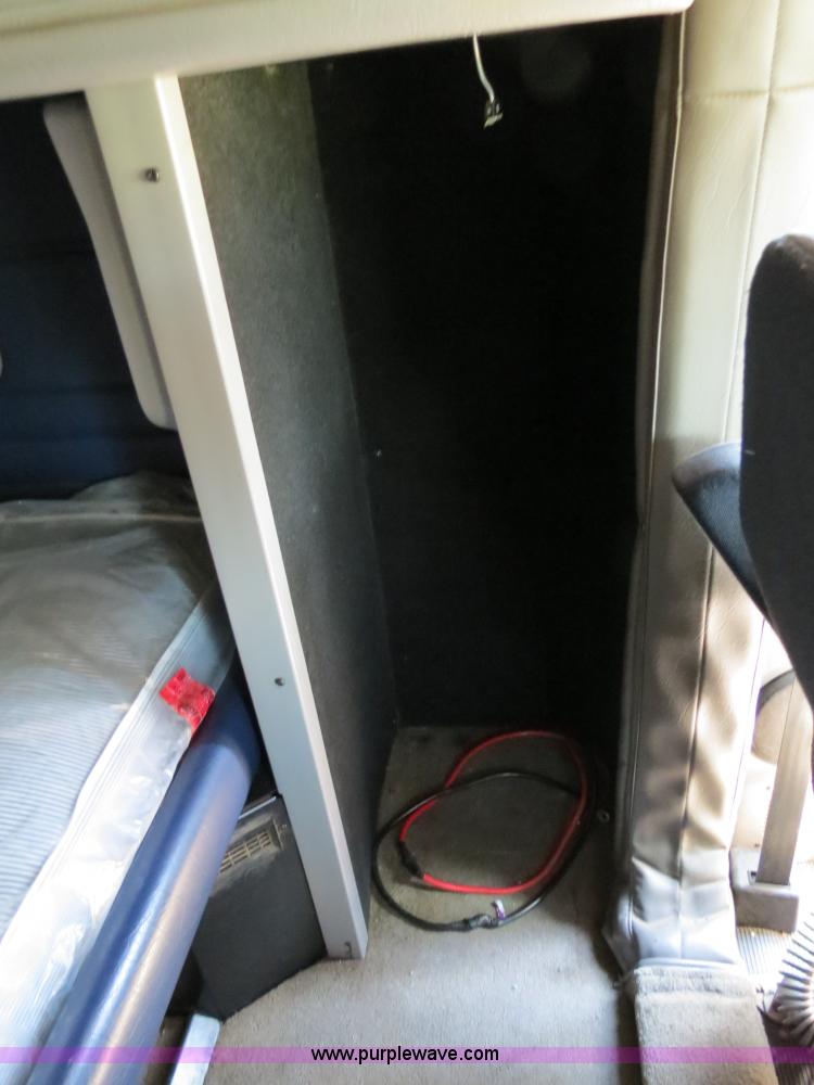 image for item B2416 2006 Peterbilt 379 semi truck