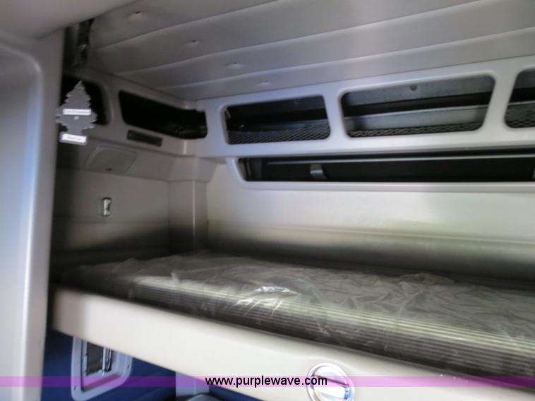 image for item B2416 2006 Peterbilt 379 semi truck