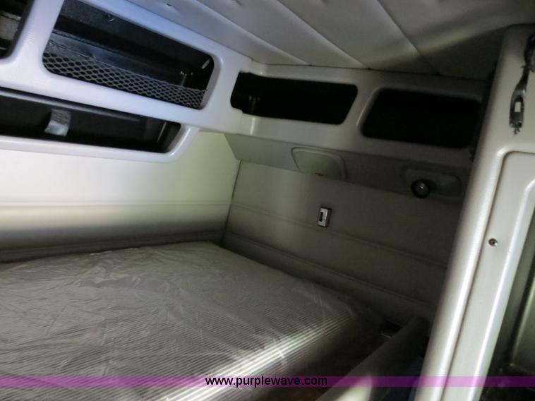 image for item B2416 2006 Peterbilt 379 semi truck