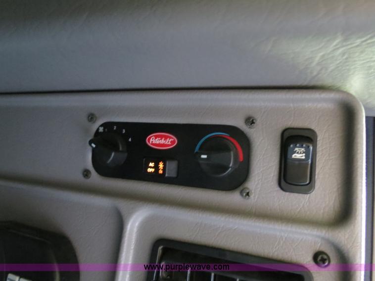 image for item B2416 2006 Peterbilt 379 semi truck