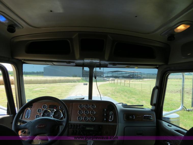 image for item B2416 2006 Peterbilt 379 semi truck