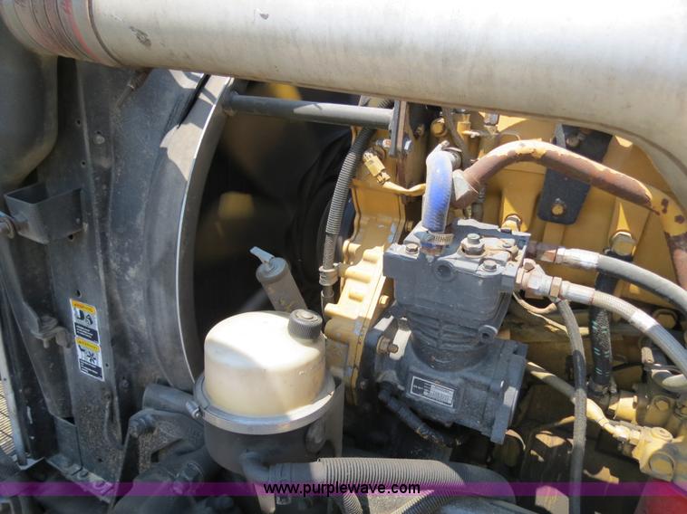 image for item B2416 2006 Peterbilt 379 semi truck