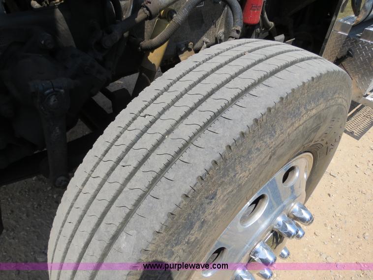 image for item B2416 2006 Peterbilt 379 semi truck