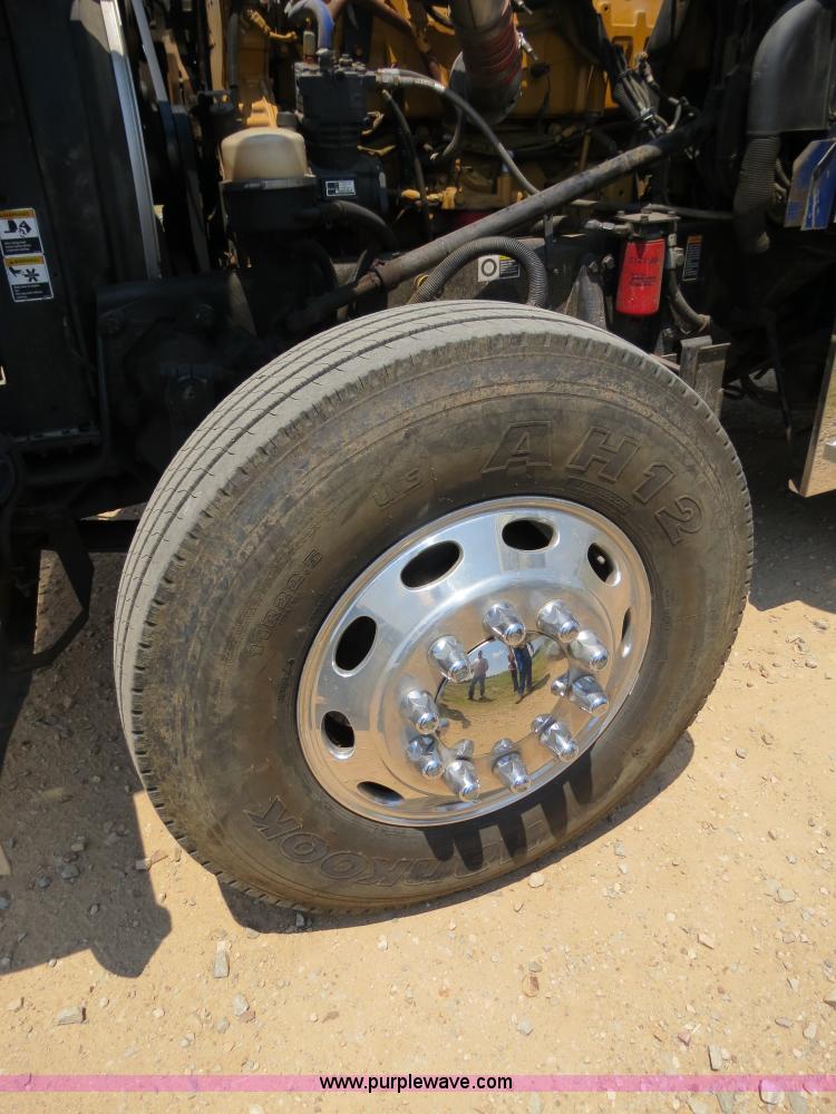 image for item B2416 2006 Peterbilt 379 semi truck