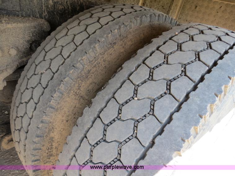 image for item B2416 2006 Peterbilt 379 semi truck