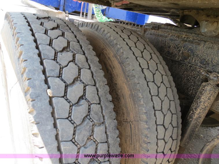 image for item B2416 2006 Peterbilt 379 semi truck