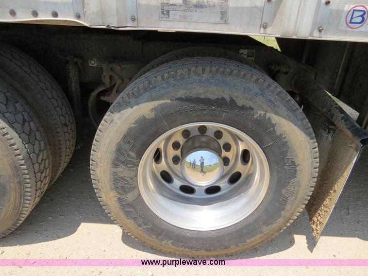 image for item B2416 2006 Peterbilt 379 semi truck