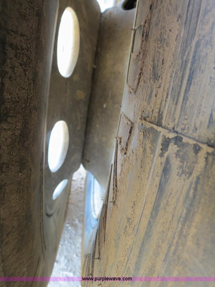 image for item B2416 2006 Peterbilt 379 semi truck