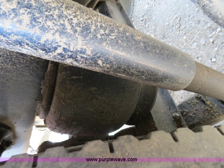 image for item B2416 2006 Peterbilt 379 semi truck