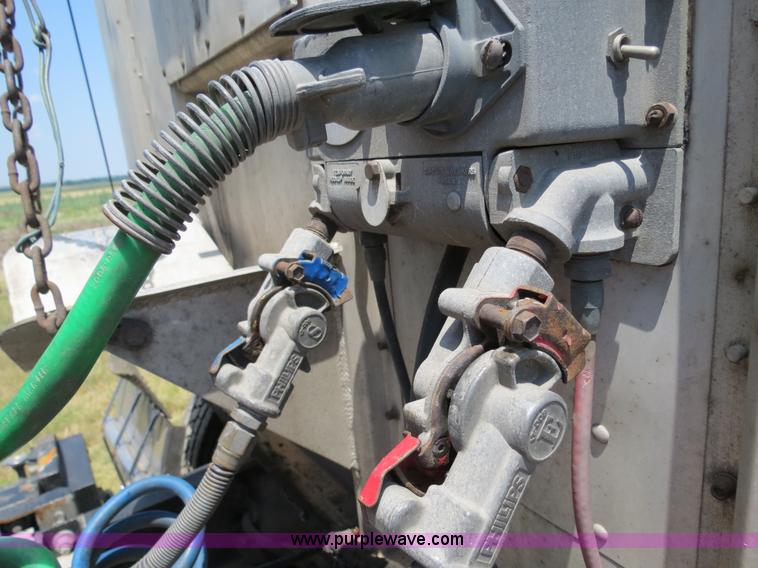 image for item B2416 2006 Peterbilt 379 semi truck