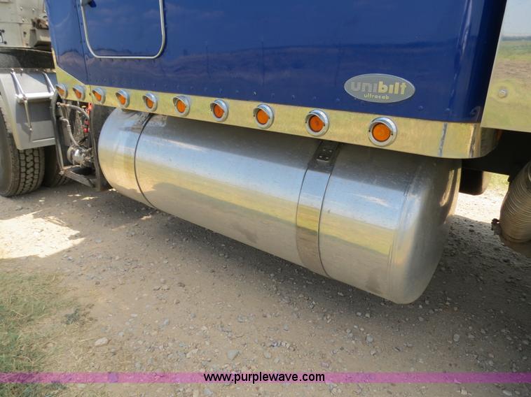 image for item B2416 2006 Peterbilt 379 semi truck