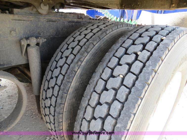 image for item B2416 2006 Peterbilt 379 semi truck