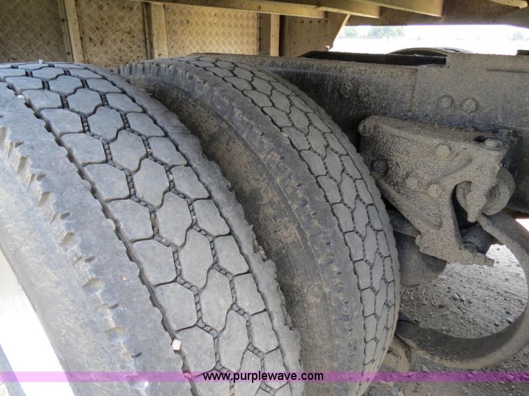 image for item B2416 2006 Peterbilt 379 semi truck