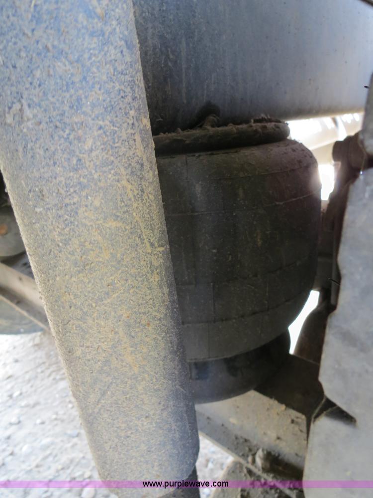 image for item B2416 2006 Peterbilt 379 semi truck