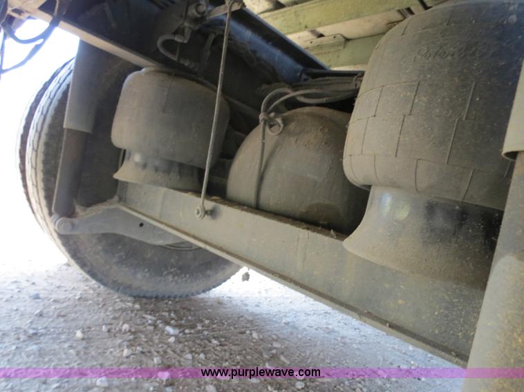 image for item B2416 2006 Peterbilt 379 semi truck