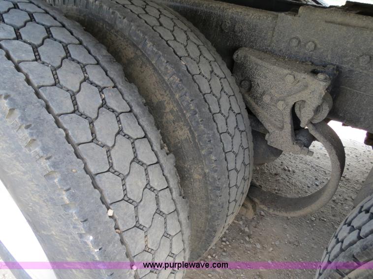 image for item B2416 2006 Peterbilt 379 semi truck