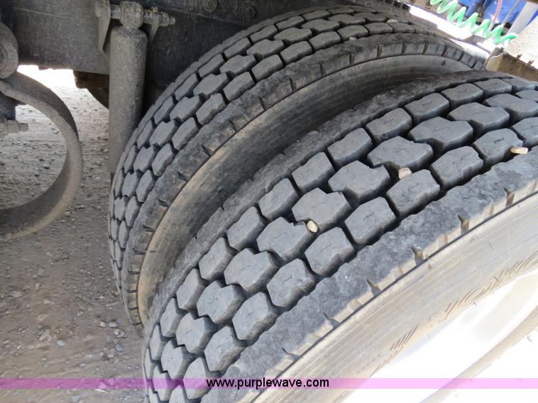 image for item B2416 2006 Peterbilt 379 semi truck