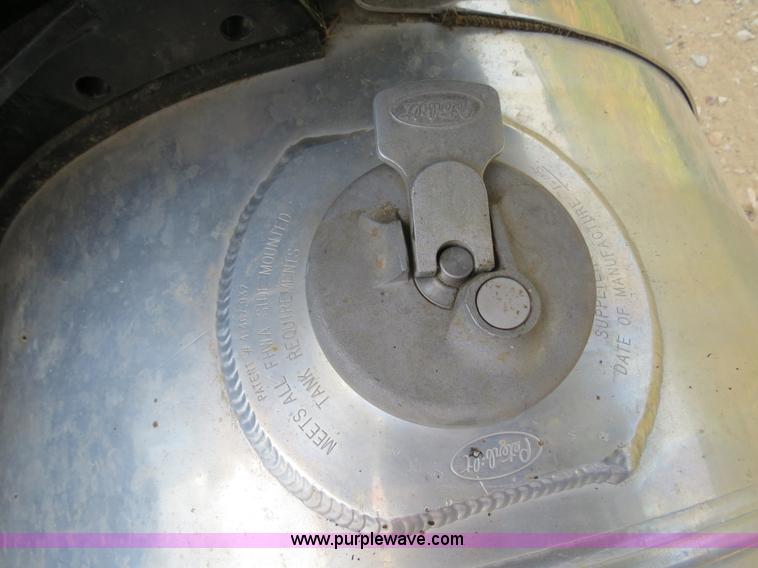 image for item B2416 2006 Peterbilt 379 semi truck