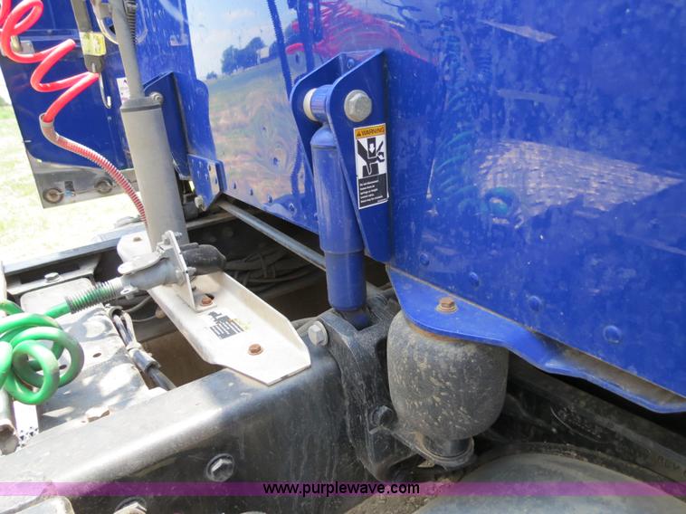 image for item B2416 2006 Peterbilt 379 semi truck