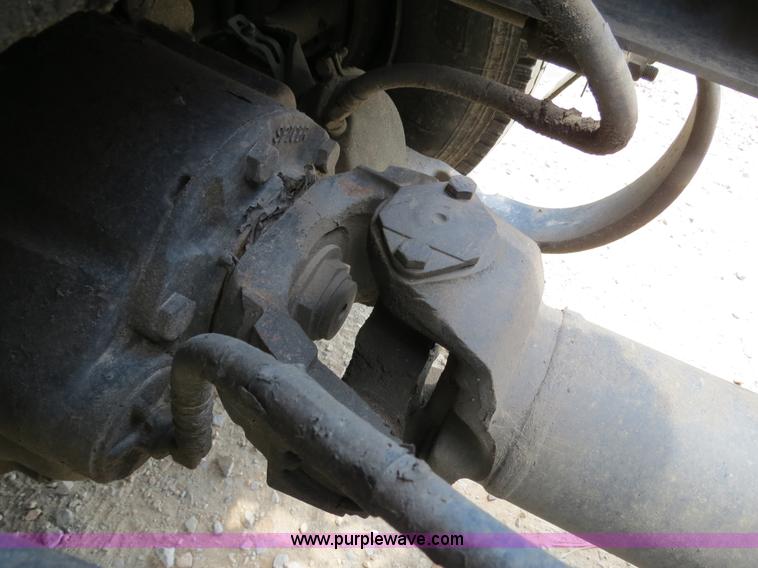 image for item B2416 2006 Peterbilt 379 semi truck