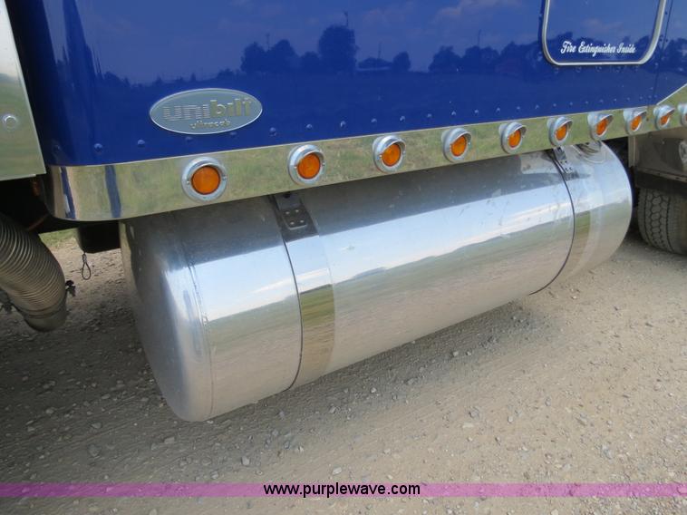 image for item B2416 2006 Peterbilt 379 semi truck