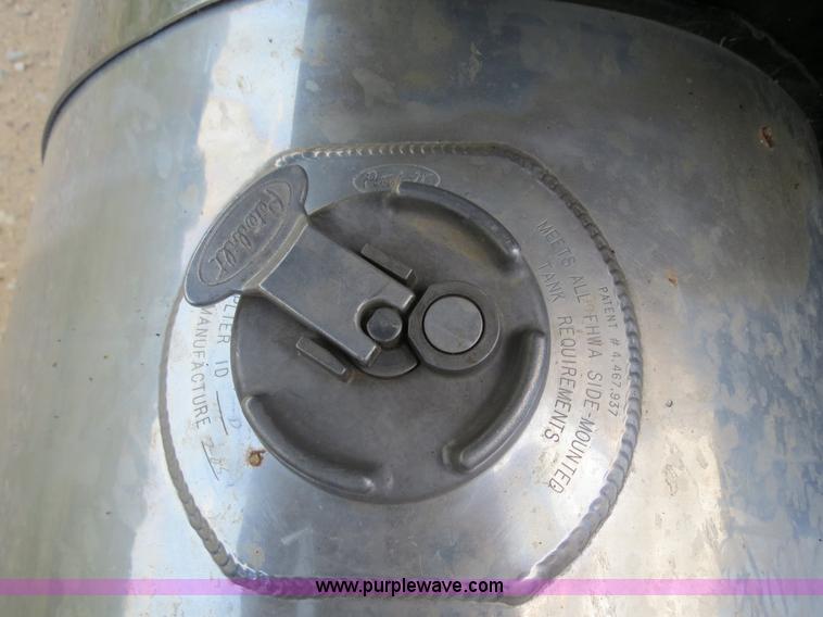 image for item B2416 2006 Peterbilt 379 semi truck