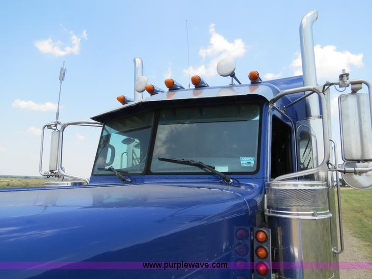 image for item B2416 2006 Peterbilt 379 semi truck