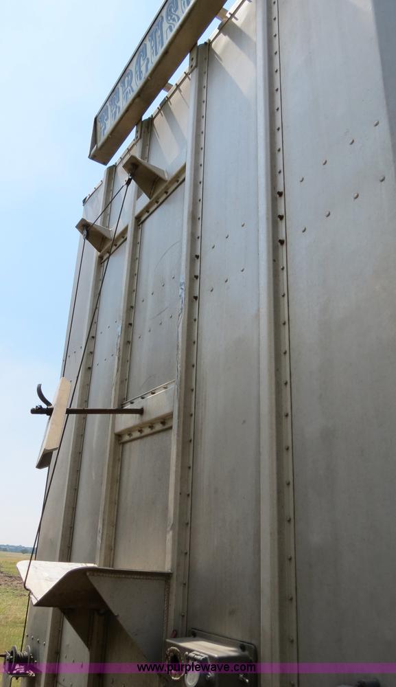 image for item B2418 1999 Barrett 48' livestock trailer