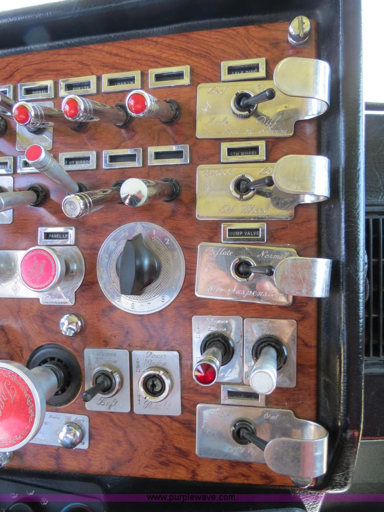 image for item B2419 1995 Peterbilt 379 semi truck