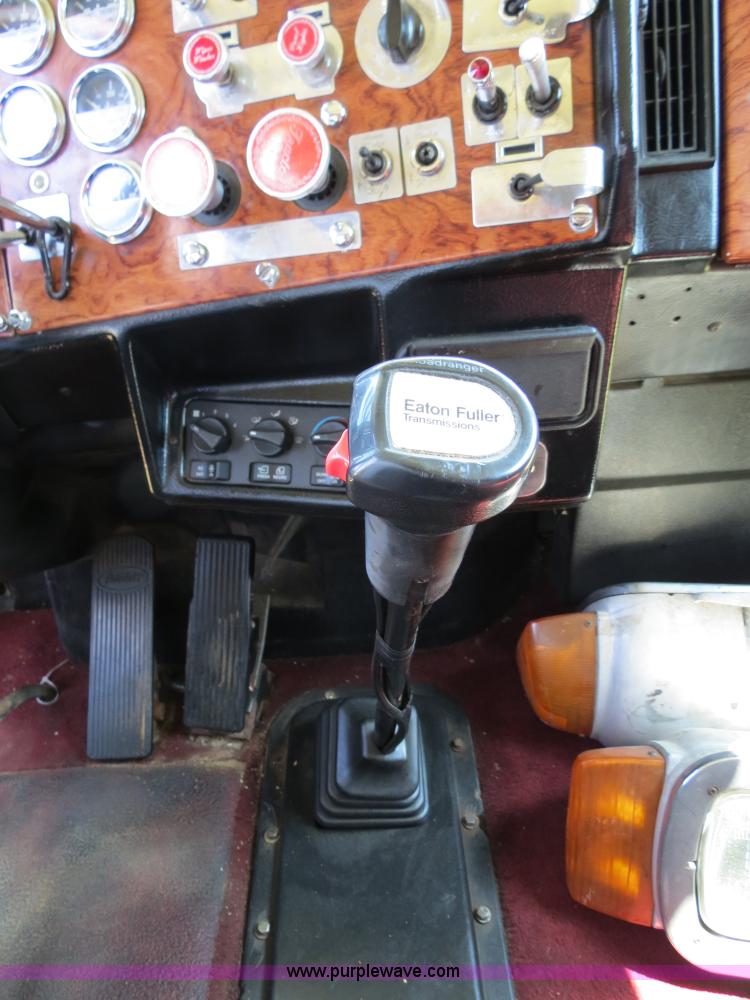 image for item B2419 1995 Peterbilt 379 semi truck