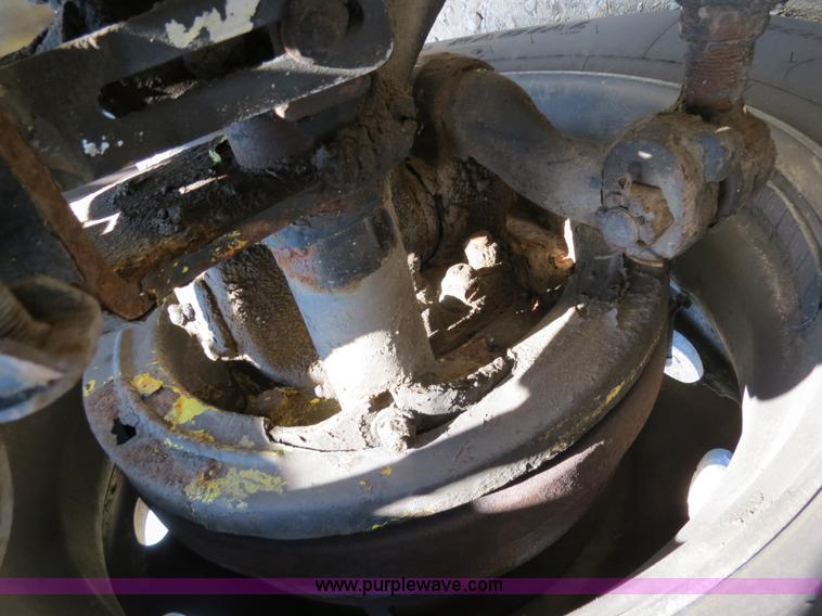 image for item B2419 1995 Peterbilt 379 semi truck