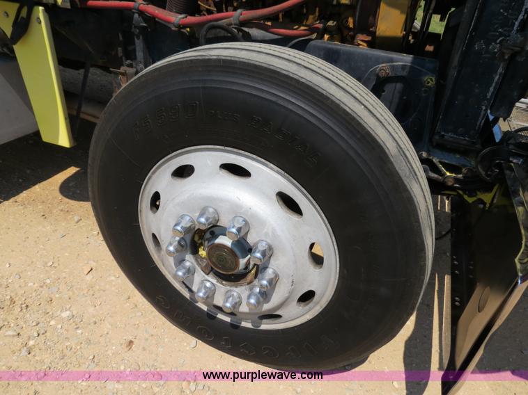 image for item B2419 1995 Peterbilt 379 semi truck