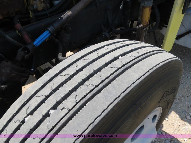 image for item B2419 1995 Peterbilt 379 semi truck