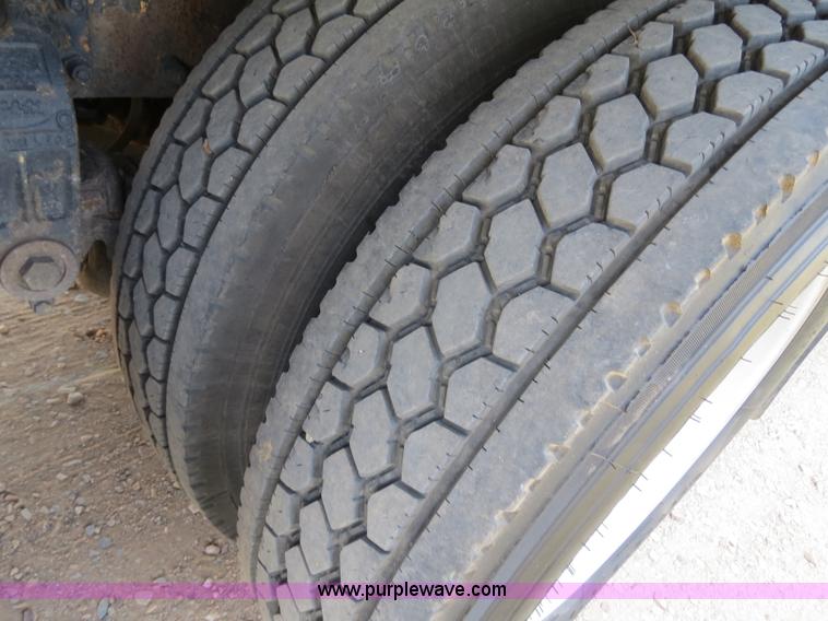 image for item B2419 1995 Peterbilt 379 semi truck