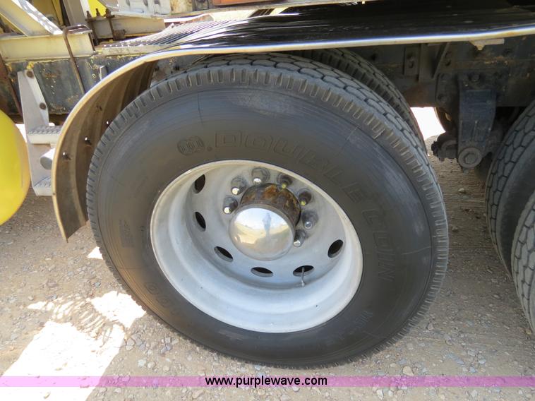 image for item B2419 1995 Peterbilt 379 semi truck