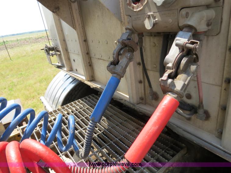 image for item B2419 1995 Peterbilt 379 semi truck