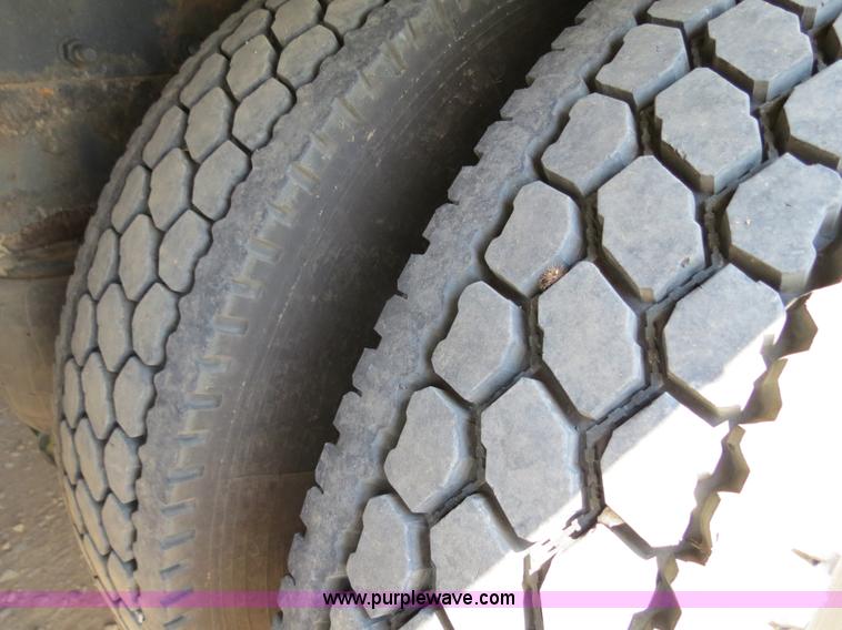 image for item B2419 1995 Peterbilt 379 semi truck