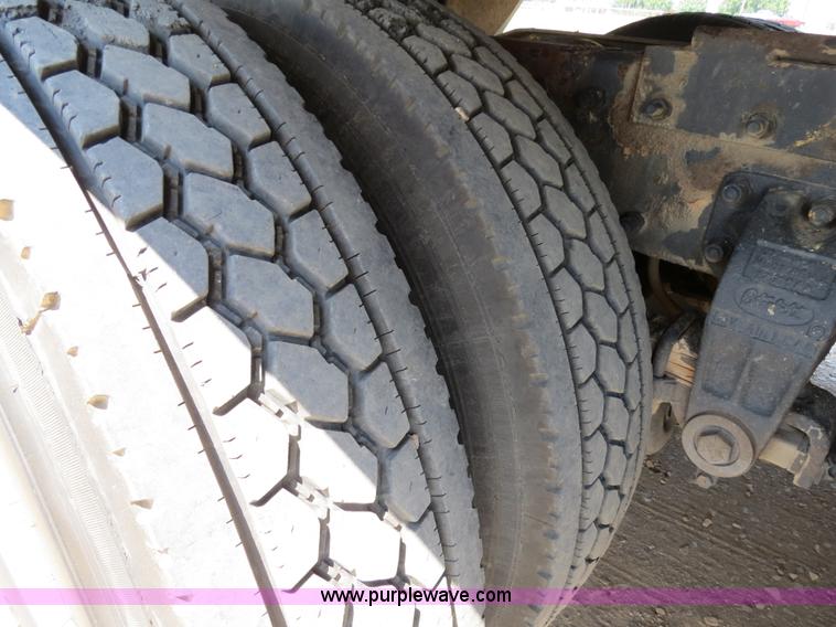 image for item B2419 1995 Peterbilt 379 semi truck