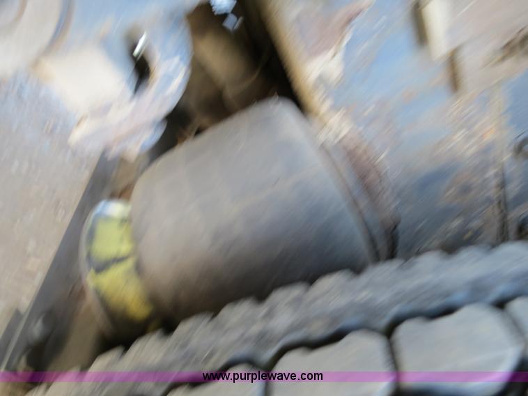 image for item B2419 1995 Peterbilt 379 semi truck