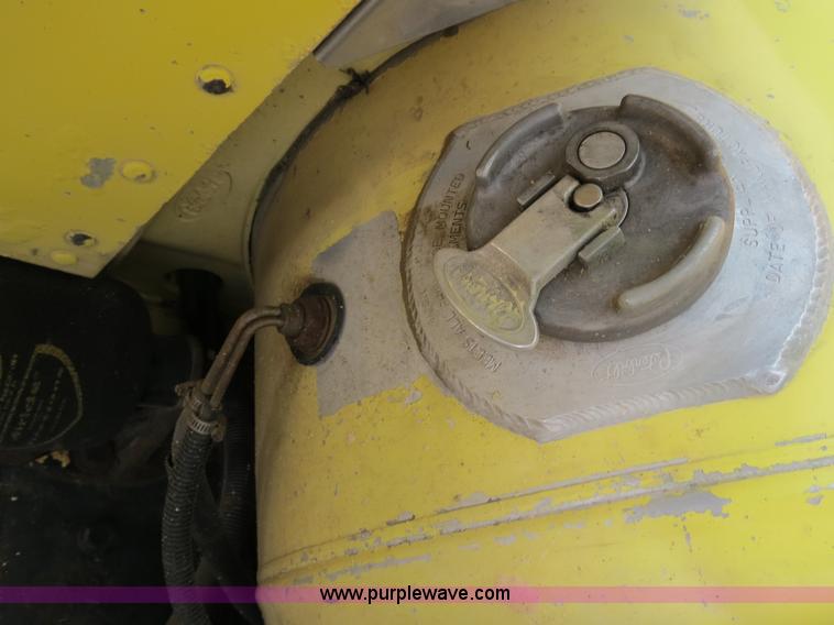 image for item B2419 1995 Peterbilt 379 semi truck