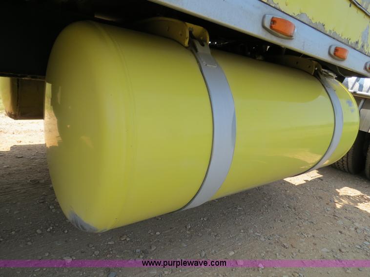 image for item B2419 1995 Peterbilt 379 semi truck